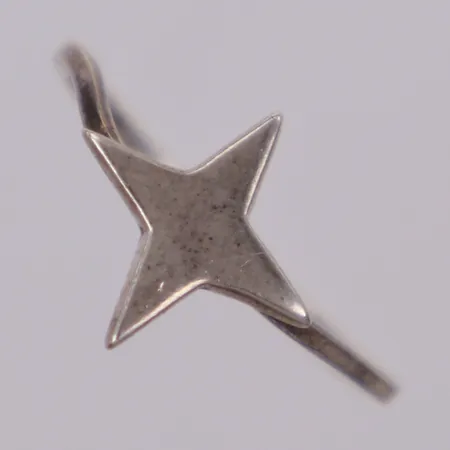 Ring med stjärna, Isabel Lennse, stl 16, bredd 1-11,3mm, silver 925/1000 Vikt: 1,1 g
