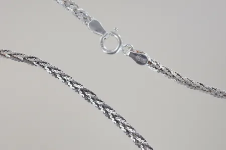 Halskedja flätad, längd 42,5 cm, bredd 3,6 mm, silver 925/1000, 7,8 gr Vikt: 0 g