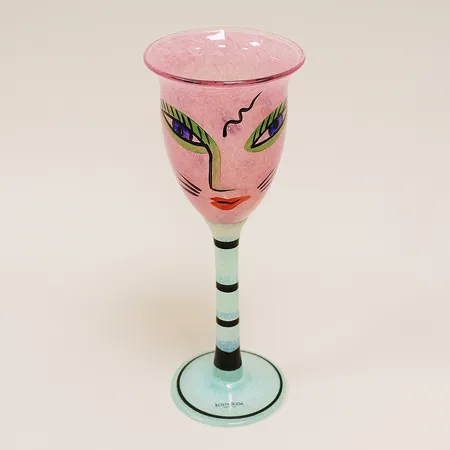 Pokalglas Ulrica Hydman Vallien "Open Minds" rosa med grön fot, 24cm, Ø9cm, signerad i botten Kosta Boda Artist Coll. UHV 98823 (något otydliga siffror). Vikt: 0 g