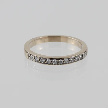 Ring vitguld med diamanter ca 11x0,02ct, storlek 17 mm, bredd 2.2 mm, bör omrodieras, 18k. Vikt: 2,9 g