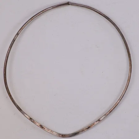 Stelt collier, innermått ca 13x12cm, bredd 2,5-3,4mm, öppningsbart, silver 830/1000 Vikt: 20 g