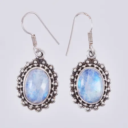 Ett par örhängen med stenar, längd: ca 3,8cm, bredd: ca 17mm, 925/1000 silver  Vikt: 11,4 g