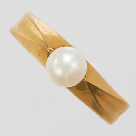 Ring, odlad pärla, stl 16¼, bredd 3-5mm, 18K Vikt: 2 g