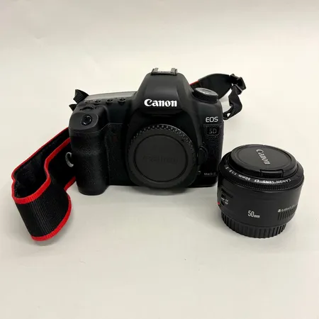 Kamera Canon EOS 5D Mark II, snr: 0362310295, 1Objektiv Canon 50 mm, 0.45m/1.5ft, snr: 9195083578, laddare och två batterier, kartonger, manualer Skickas med postpaket.