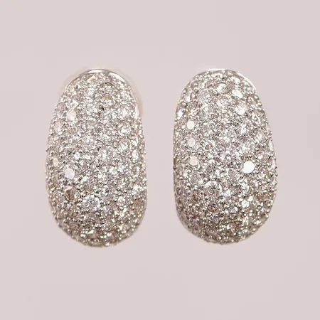 Ett par örhängen, ca 174x diamanter totalt 3,82ctv enligt gravyr, ca 0,015-0,03ct/st, kvalitet ca SI-P, 20mm, bredd:11mm, serienr:1339291, vitguld 18K 10,9g.