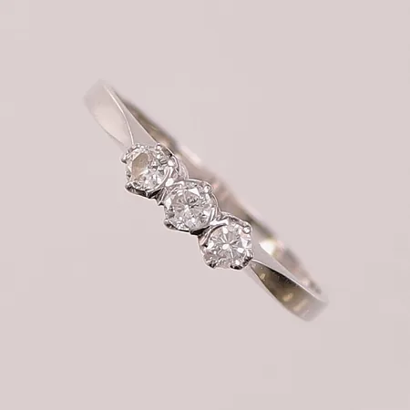 Ring, 3x diamanter totalt 0,22ctv enligt gravyr, Ø17¼, bredd:3mm, vitguld 18K 2,0g.