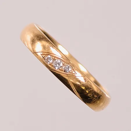 Ring, diamanter 3x ca 0,01-0,02ct, Ø18¼, bredd:4mm, gravyr 18K 4,6g.
