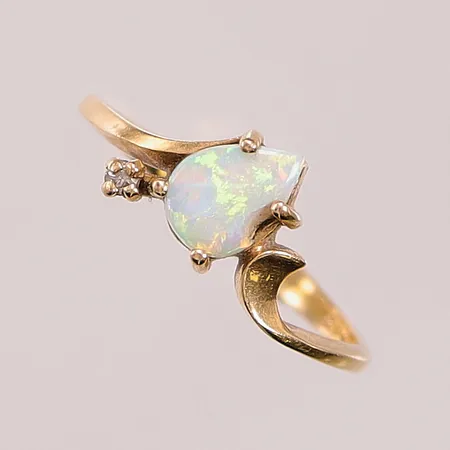 Ring, Ø16, bredd:7mm, naggad opal, 14K 2,0g.