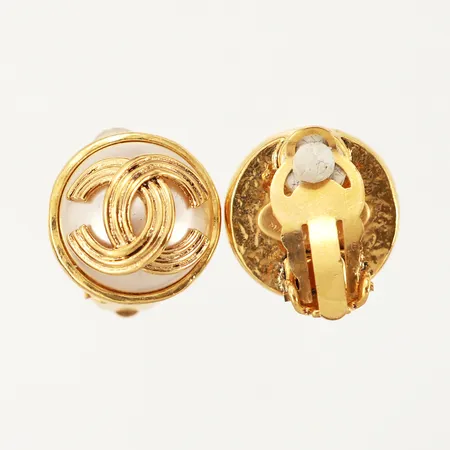 Ett par örhängen, Chanel med CC logo, immitationspärla, clips, Ø18mm, nummer 94A, gulmetall, originalask