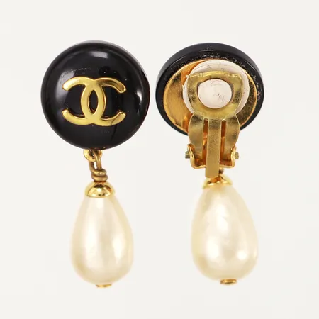 Ett par örhängen, Chanel med CC logo, immitationspärla, clips, längd:36mm, bredd: 10-15mm, nummer 95P, plast/gulmetall, originalask