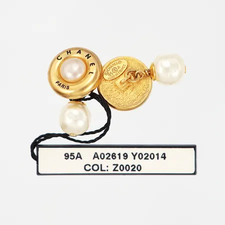 Ett par manschettknappar, Chanel Paris, imitationspärlor, Ø10-17mm, längd: 25mm, nummer: 95A, gulmetall, originalask