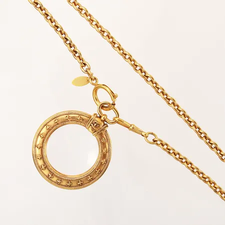 Monokel collier, Chanel med CC logo, kedjans längd 90cm, bredd: 5mm, hänge med förstoringsglas, 60x48mm, gulmetall, originalask