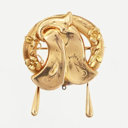 Brosch, 40x35mm, mönstrad dekor, ett dropphänge saknas, 18K Vikt: 6,2 g