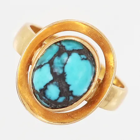 Ring med cabochonslipad turkos, stl 16½, bredd: 4-16mm, gravyr, 18K Vikt: 4,9 g