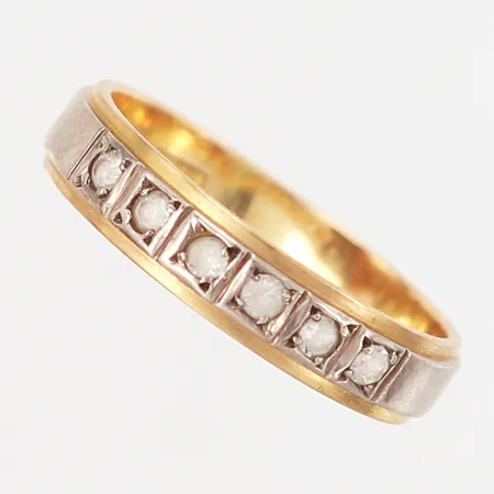 Ring med sex vita stenar, stl 16, bredd: 4,5mm, 18K Vikt: 4,3 g