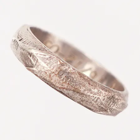 Ring stl 17¾, bredd: 5mm, gravyr, silver 925/1000 Vikt: 3,8 g