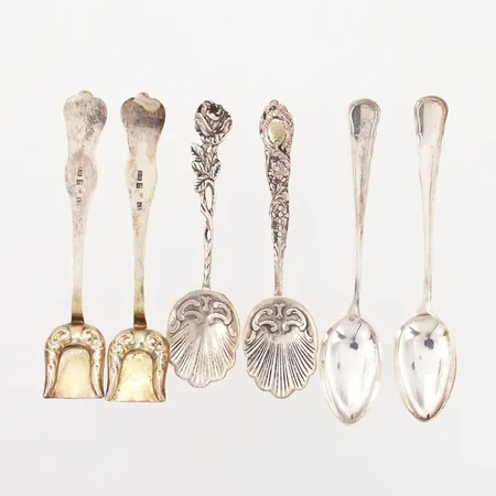 Fyra sockerströare, 9cm,9,5cm och 10cm, två teskedar 10,5cm, silver 830/1000 Vikt: 58 g