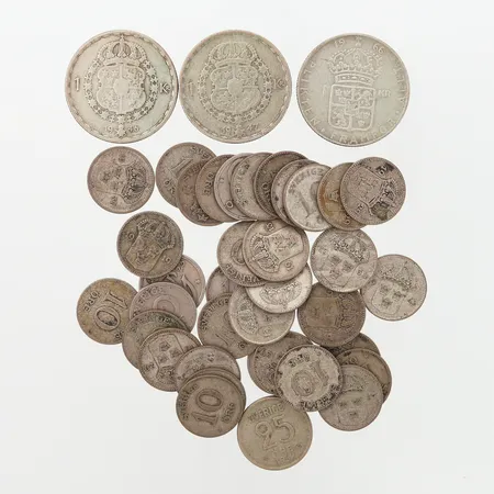 40 stycken blandade Svenska mynt med silverhalt 40%, 1-kronor, 25-öringar, 10-öringar, silver 400/1000 Vikt: 74,3 g