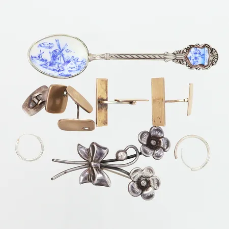 1 souvenirsked med porslinsinlägg, 2 par manschettknappar, 1 brosch med blommor, 2 udda skeva örhängen, silver 830/1000   Vikt: 42 g