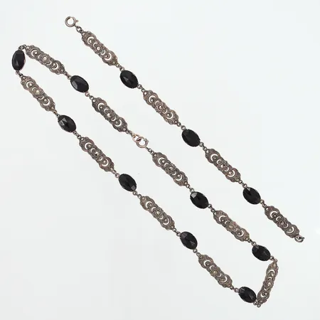 Smyckeset, ett collier med markasiter samt svarta stenar, 42cm, bredd: 8mm. 1 armband med markasiter samt svarta stenar, 18cm, bredd: 8mm, Art deco Tyskland/Österrike, silver 935/1000 Vikt: 27,8 g