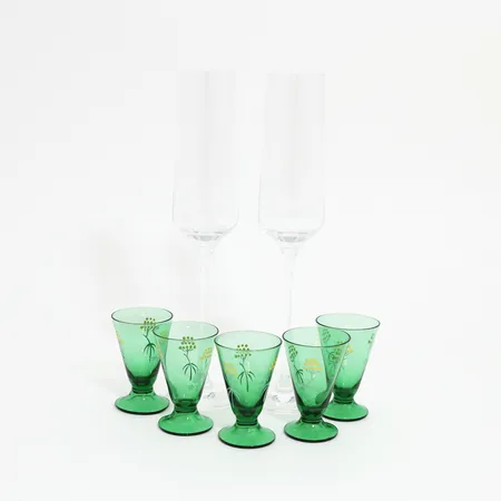 Fem snapsglas på fot Ø48mm, höjd:75mm, två champagneglas Ø50mm, Höjd: 26cm Skickas med postpaket.
