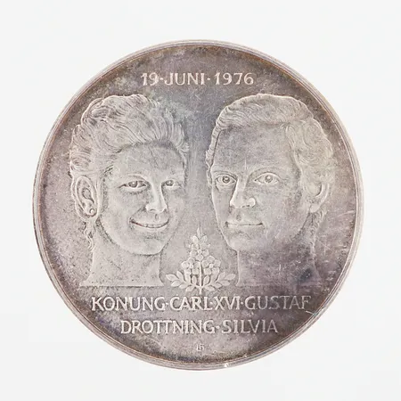 Minnesmynt Konung Carl XVI Gustaf Drottning Silvia, 19 juni 1976, Ø36mm, nominellt värde 50kr, silver 925/1000 Vikt: 27,1 g