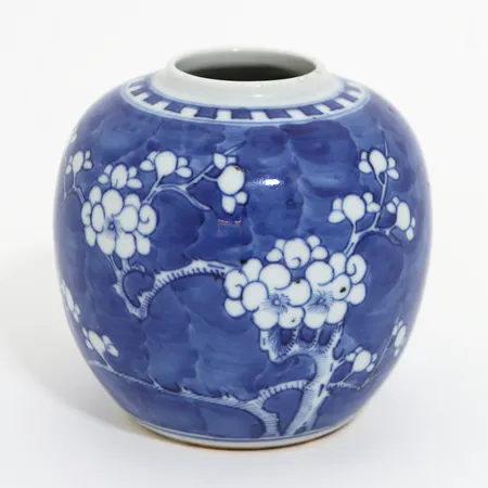 Ingefärskrus med Prunus mönster, Kina, Ø48mm, höjd:13cm, bredd: 8-12cm, 1900-tal, nagg i botten Skickas med paket.