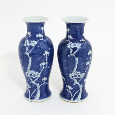 Ett par vaser med Prunus mönster, Kina, Ø65mm, höjd:21cm, bredd: 4,5-9cm, 1900-tal, glasyrmister, en vas med spricka ca 5 cm. Skickas med paket.