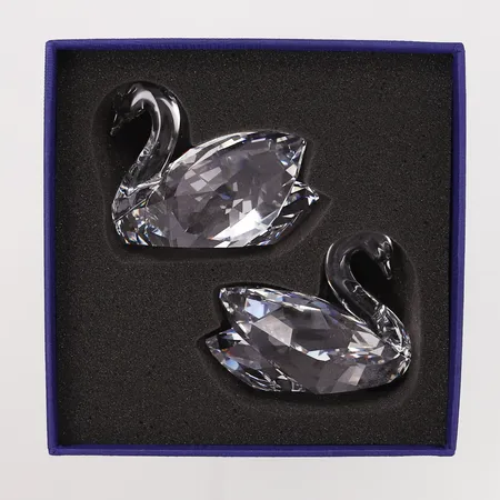 Ett par glasfiguriner svanar Swarovski, längd: 70mm, höjd: 55mm, snr: 549713, med etui