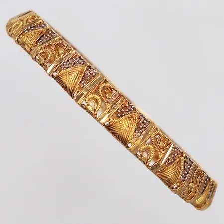 Armring, genombrutet mönster, ca Ø64mm, bredd 9,5mm, vitguldsdetaljer, 21K  Vikt: 17,8 g