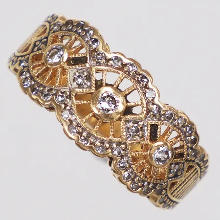 Ring, diamanter 0,35ctv enligt gravyr, stl 17½, bredd 3,2-9,4mm, skev, 18K  Vikt: 4,7 g