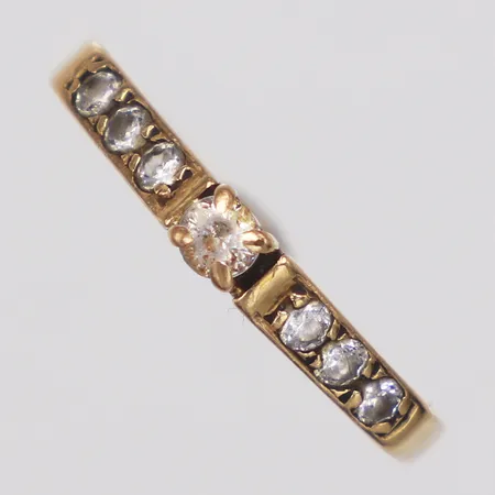 Ring, vita slitna stenar, Hallberg, stl 17, skev, 18K  Vikt: 2 g