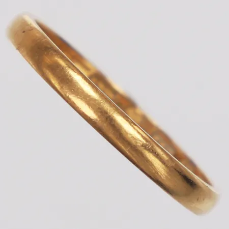 Ring, slät, Carlsson år 1934, stl 20¾, bredd 2,5mm, svag gravyr, 18K  Vikt: 3,4 g