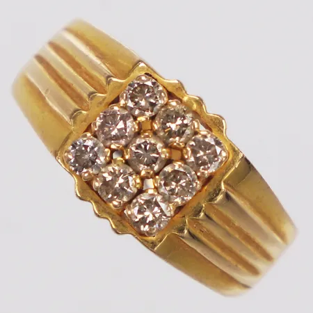 Ring, diamanter 9 x ca0,05ct piqué, stl 18¼, bredd 3,8-10mm, 21K  Vikt: 6,7 g