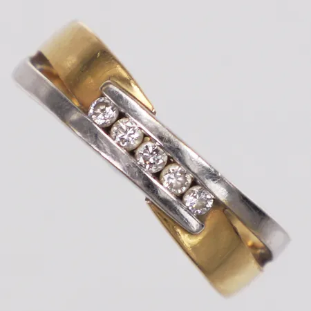 Ring, diamanter 5 x ca0,03ct, Guldfynd, stl 17¾, bredd 2,6-5,6mm, tvåfärgad, 18K  Vikt: 3,3 g