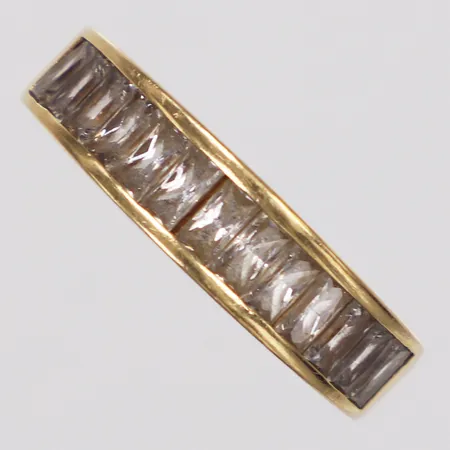 Ring, vita stenar, Guldfynd, stl 18¾, bredd 4-5,5mm, 18K  Vikt: 4 g