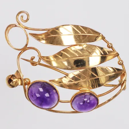 Brosch, troligen ametister, Nordiska Juvelaktiebolaget , ca 27x39mm, 18K  Vikt: 5 g