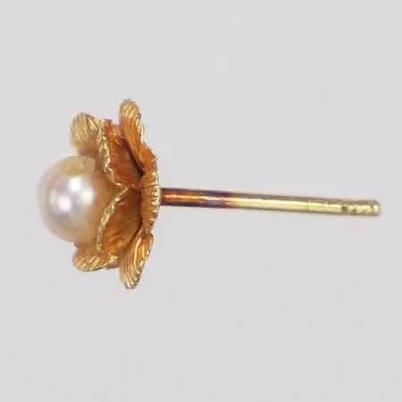Örhänge, udda, odlad pärla, 6mm, saknar stopp, 18K  Vikt: 0,3 g