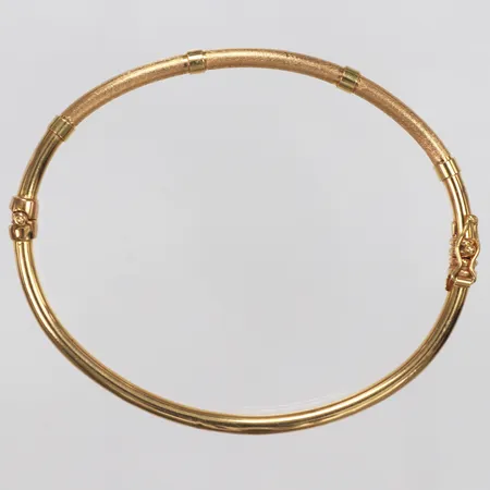 Armband, stelt, ca 52x62mm, stämplad SSÄ, glapp låsåtta, bucklor, 18K  Vikt: 5,6 g
