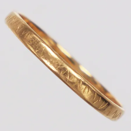 Ring, dekor, stl 21¼, bredd 2,4mm, finska stämplar, gravyr, sliten, 18K  Vikt: 2 g