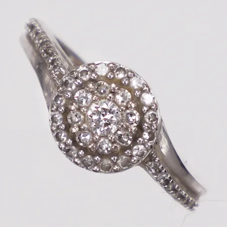 Ring, diamanter 0,27ctv enligt gravyr, Guldfynd, stl 16, bredd 1,7-8,3mm, vitguld, 18K  Vikt: 3,3 g
