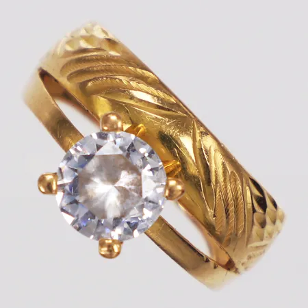 Ring, vit sten, stl 16½, bredd 2,2-11mm, skev, 21K  Vikt: 3,4 g
