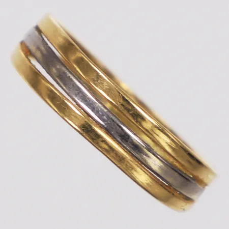 Ring, tvåfärgad, Guldfynd, stl 19¼, bredd 3,6-5,4mm, skev, 18K  Vikt: 1 g