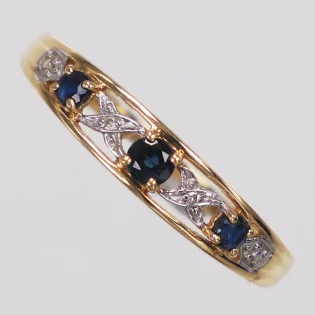 Ring, diamanter 2 x ca0,005ct, safirer, Guldfynd, stl 19¼, bredd 1,5-4,5mm, 18K  Vikt: 1,8 g