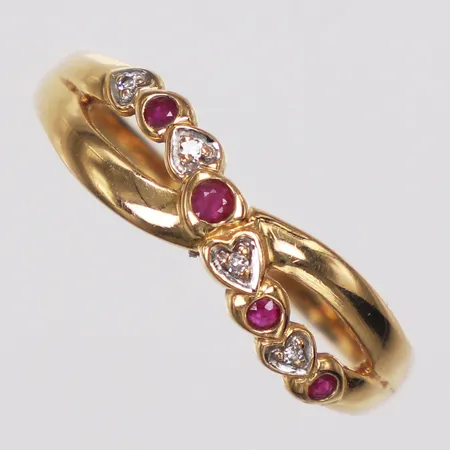 Ring, diamanter 4 x ca0,005ct, troligen rubiner, stl 19¾, bredd 1,8-6,2mm, 18K  Vikt: 2,3 g