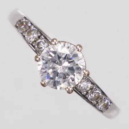 Ring, vita stenar, Guldfynd, stl 19½, bredd 1,7-8,3mm, vitguld, 18K  Vikt: 4,2 g