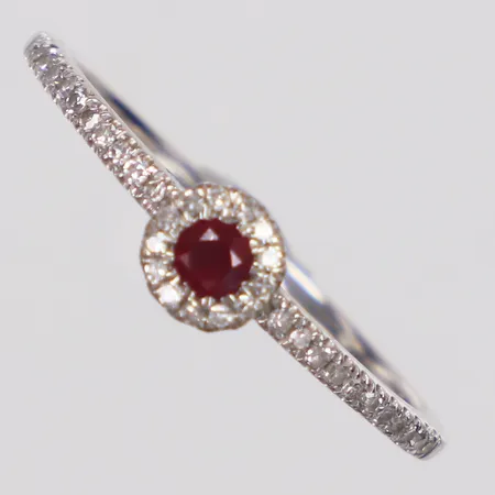 Ring, diamanter 36 x ca0,005ct, rubin, Guldfynd, stl 18, bredd 1,1-5mm, vitguld, 18K  Vikt: 1,8 g