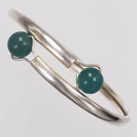 Armband, stelt, gröna stenar, Rey Urban år 1959, ca Ø63mm, silver Vikt: 15,3 g