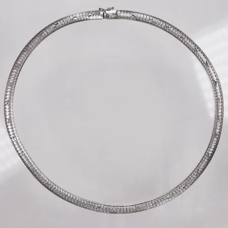 Collier, halvstel, 42,5cm, bredd 6mm, 835/1000 silver Vikt: 27,4 g