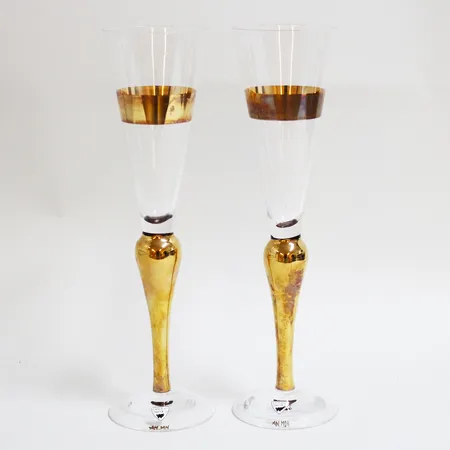 2 Champagneglas, Orrefors, design av Anne Nilsson, munblåst glas, handmålade med guld, höjd 26,5cm, Ø6,7cm, slitage och missfärgning på målning, signerade Vikt: 0 g